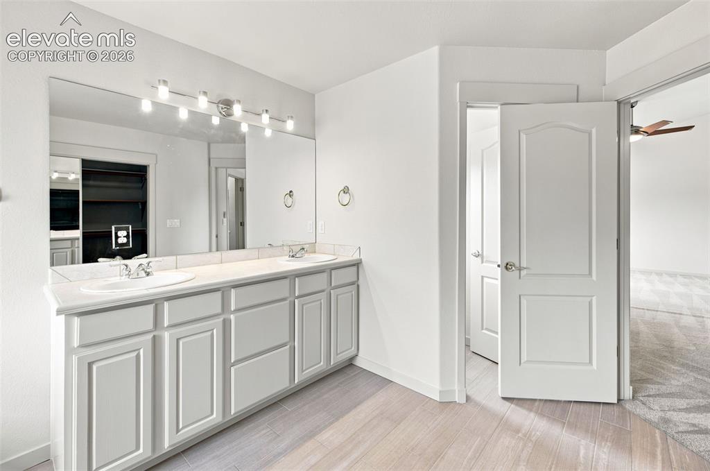 Image 16 of 41: Bathroom