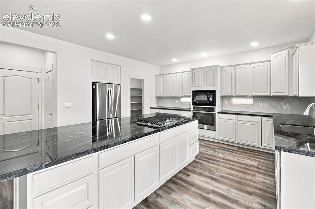Image 9 of 41: Kitchen