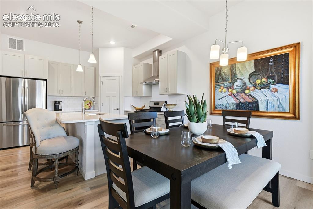 Image 10 of 36: Dining Area