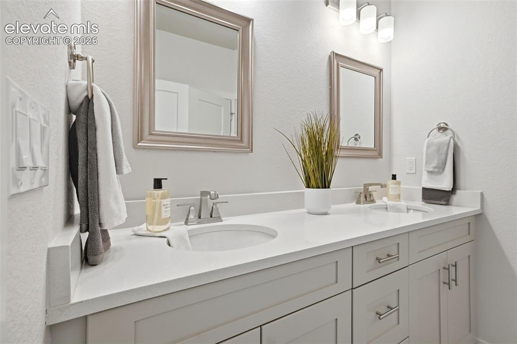 Image 20 of 36: Bathroom