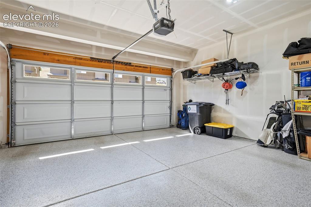 Image 29 of 36: Garage