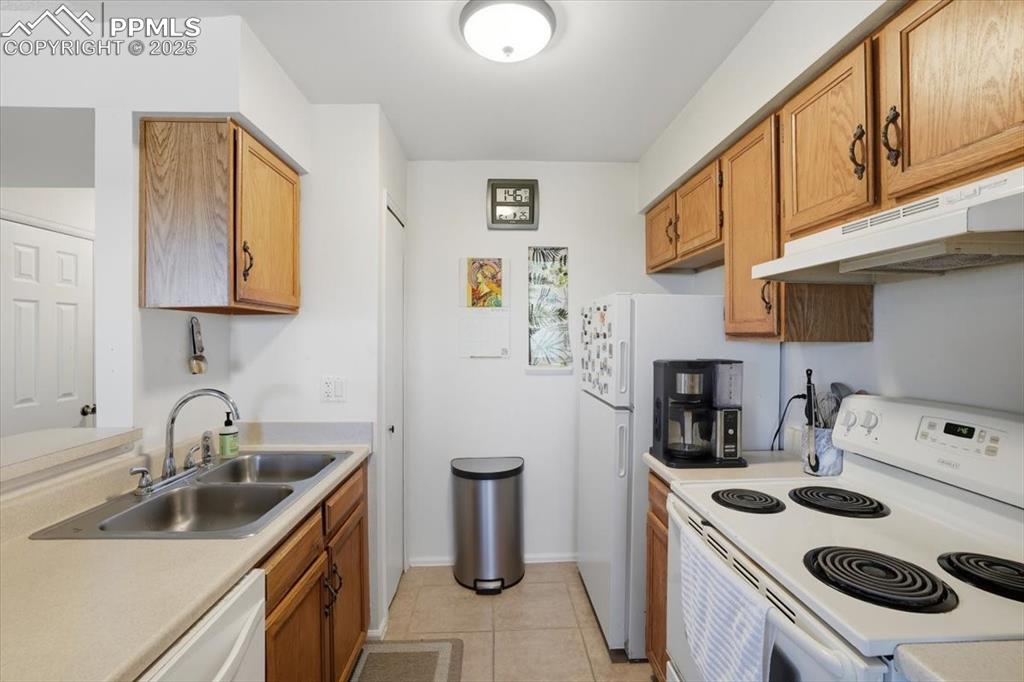 Image 10 of 34: Kitchen