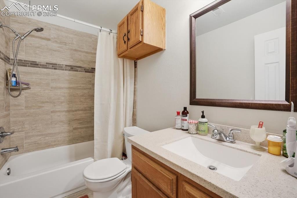 Image 13 of 34: Bathroom