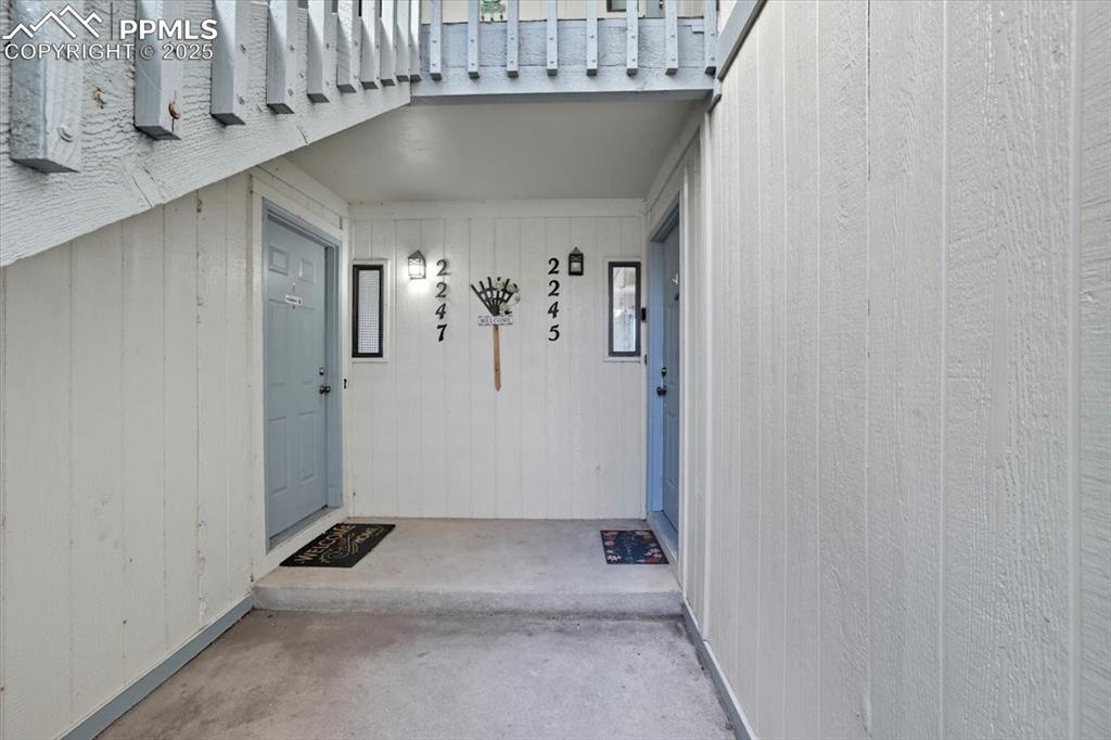 Image 21 of 34: Entry