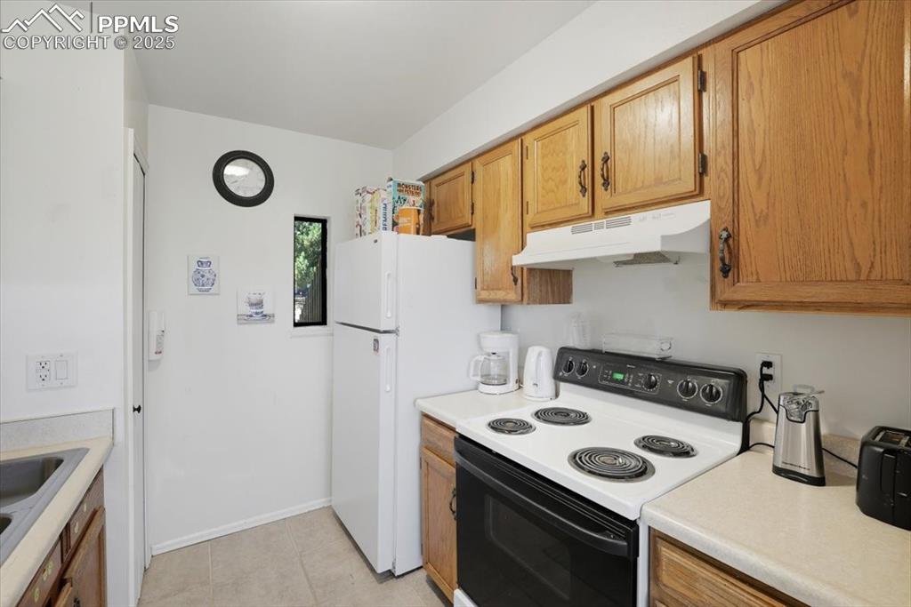 Image 27 of 34: Kitchen