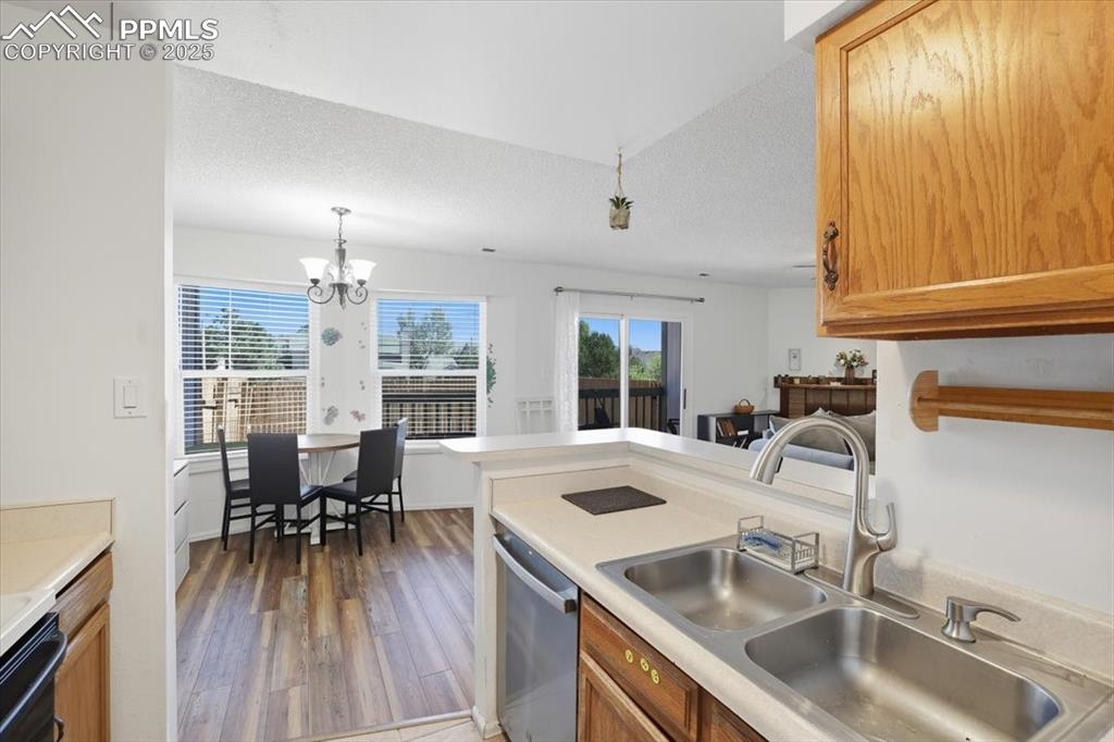 Image 28 of 34: Kitchen