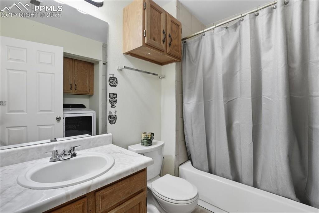 Image 29 of 34: Bathroom