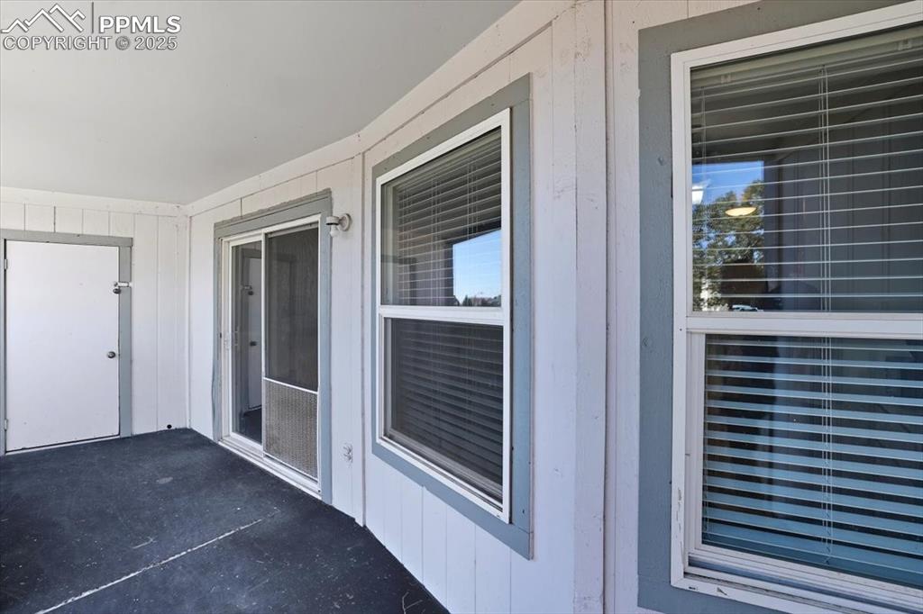 Image 30 of 34: Deck