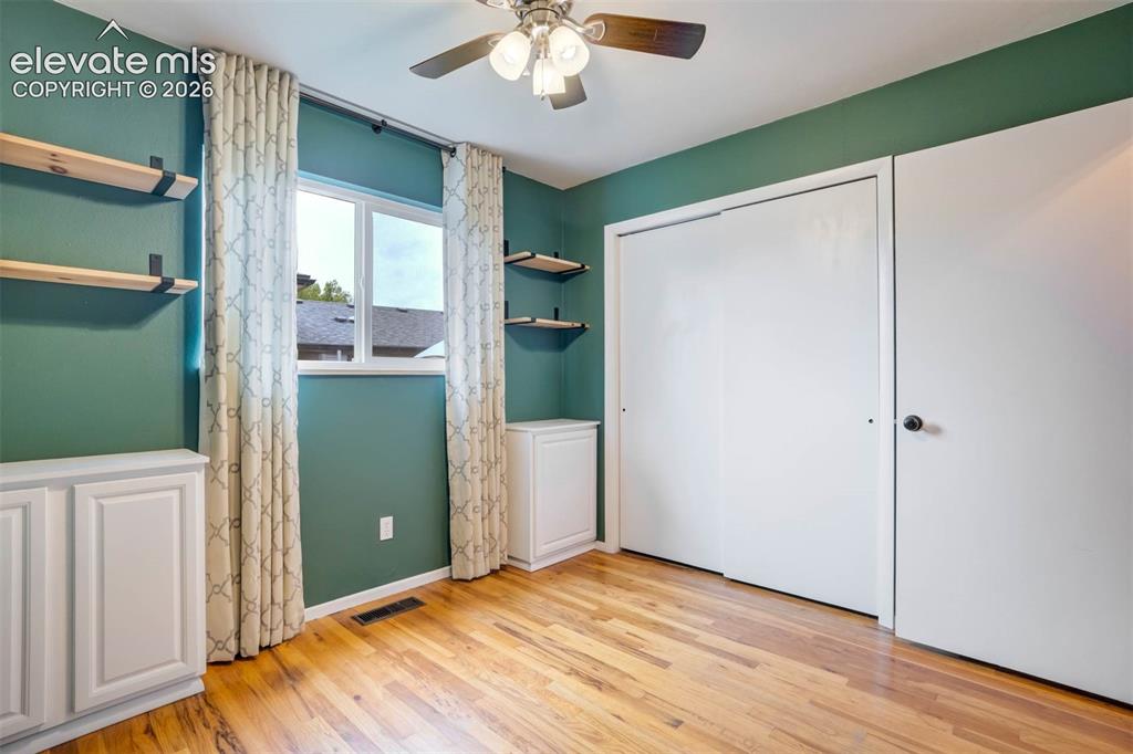 Image 18 of 28: Bedroom