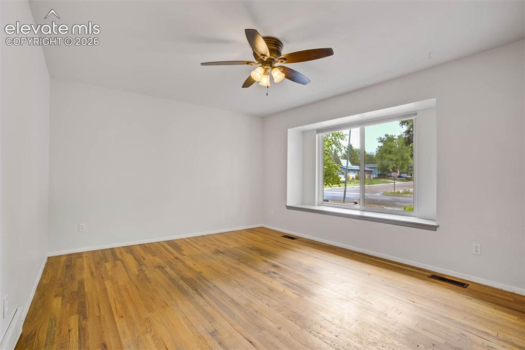 Image 4 of 28: Living Room