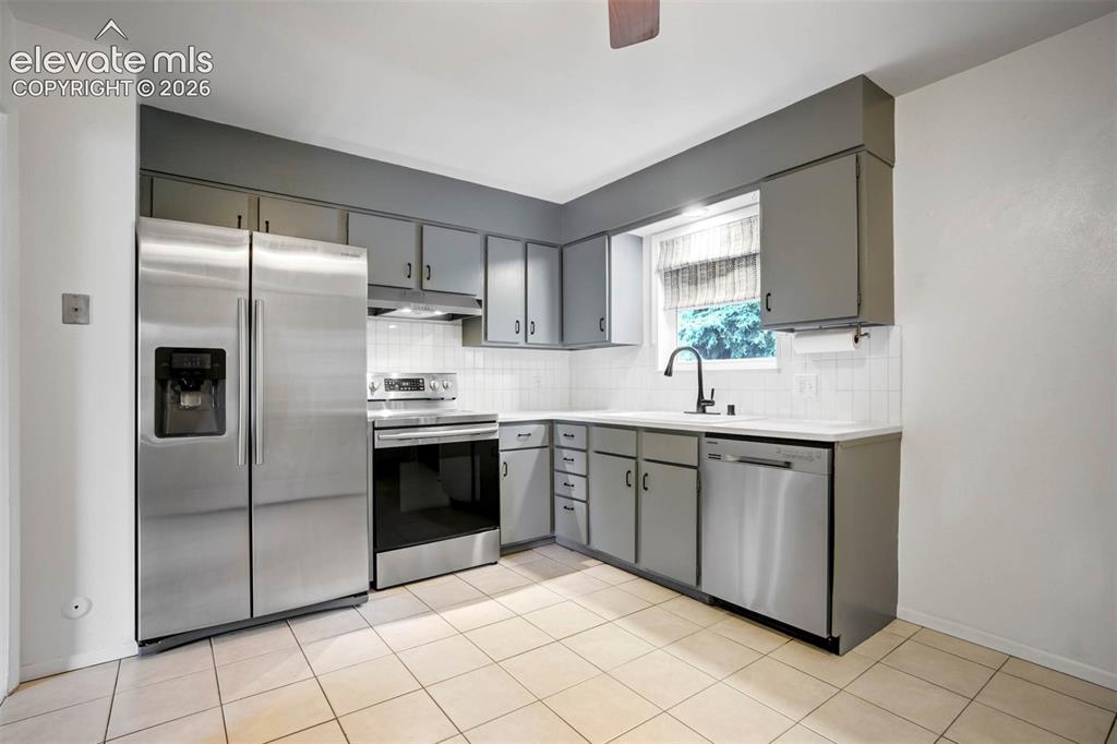 Image 7 of 28: Kitchen