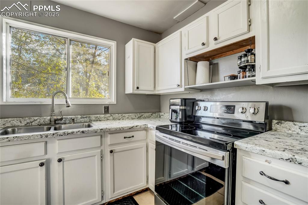 Image 11 of 48: Kitchen