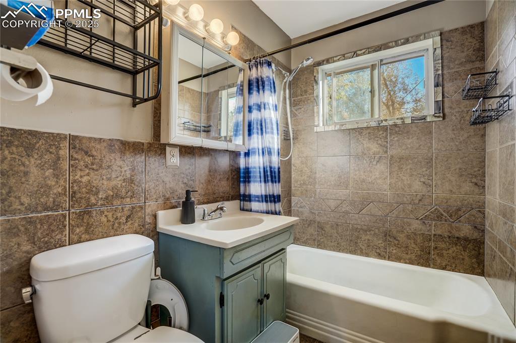 Image 20 of 48: Bathroom