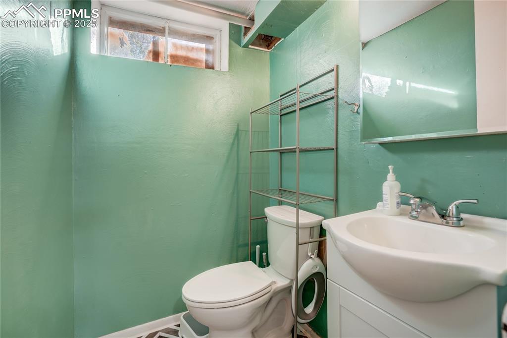 Image 34 of 48: Bathroom