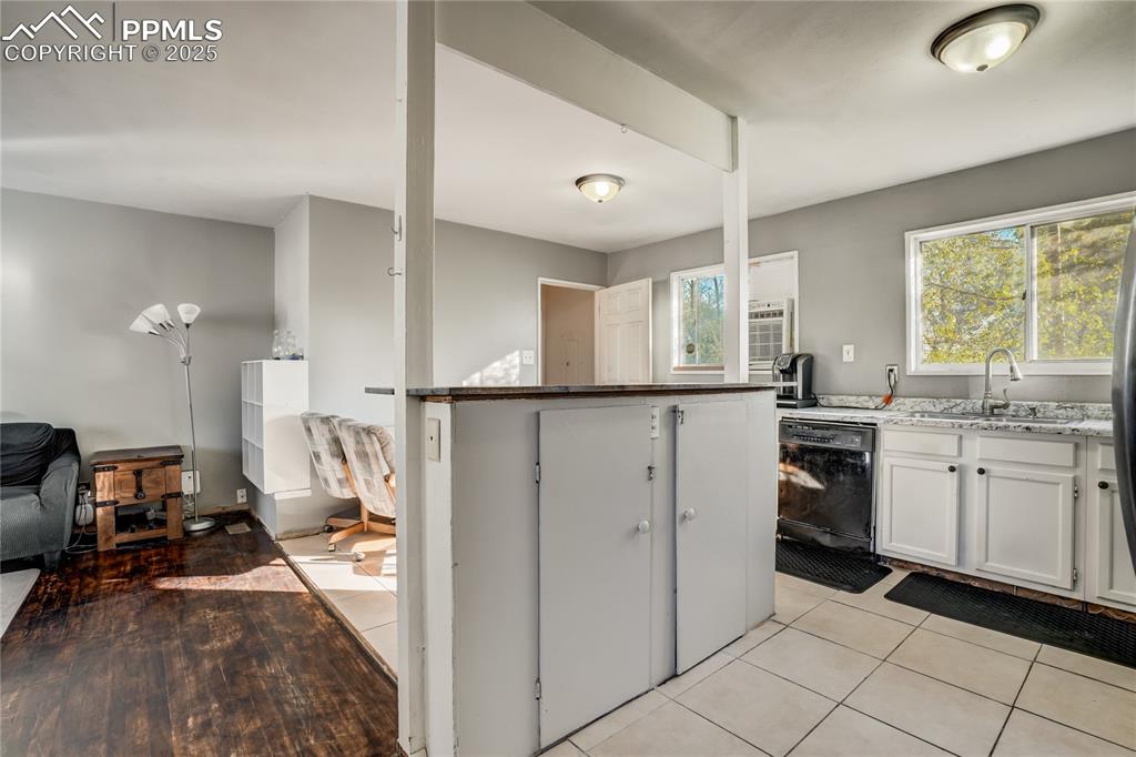 Image 9 of 48: Kitchen