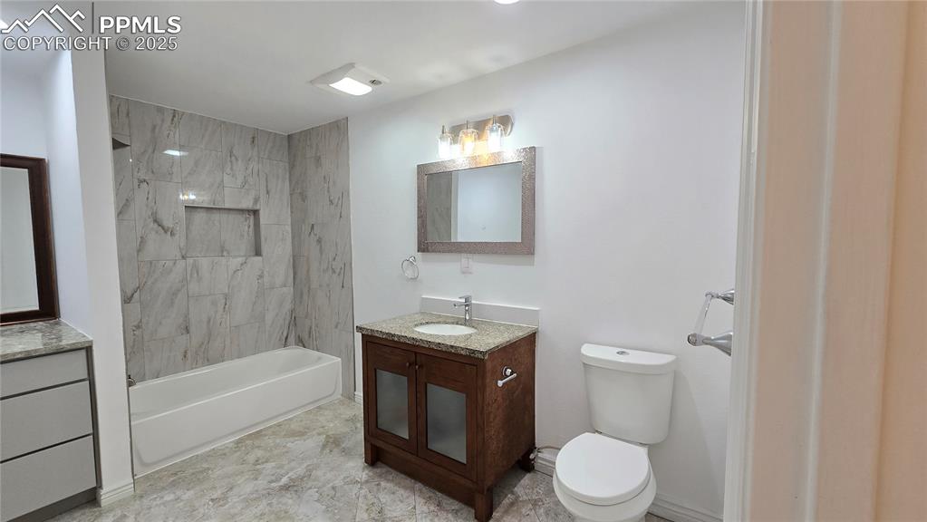 Image 17 of 42: Bathroom