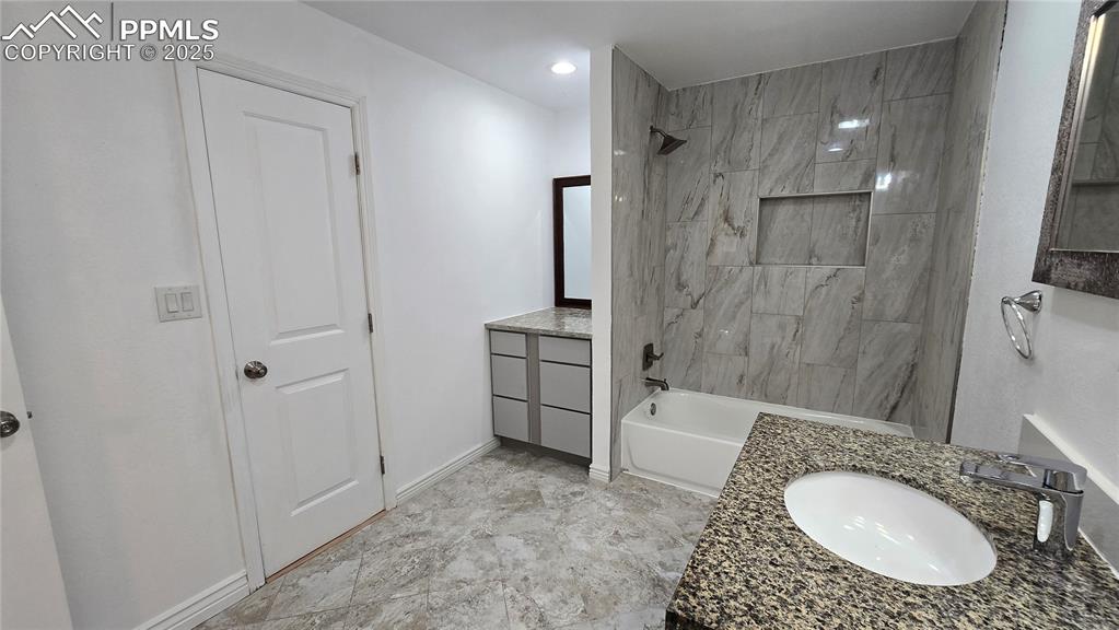 Image 18 of 42: Bathroom