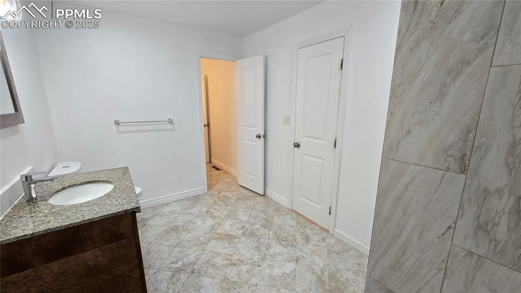 Image 19 of 42: Bathroom