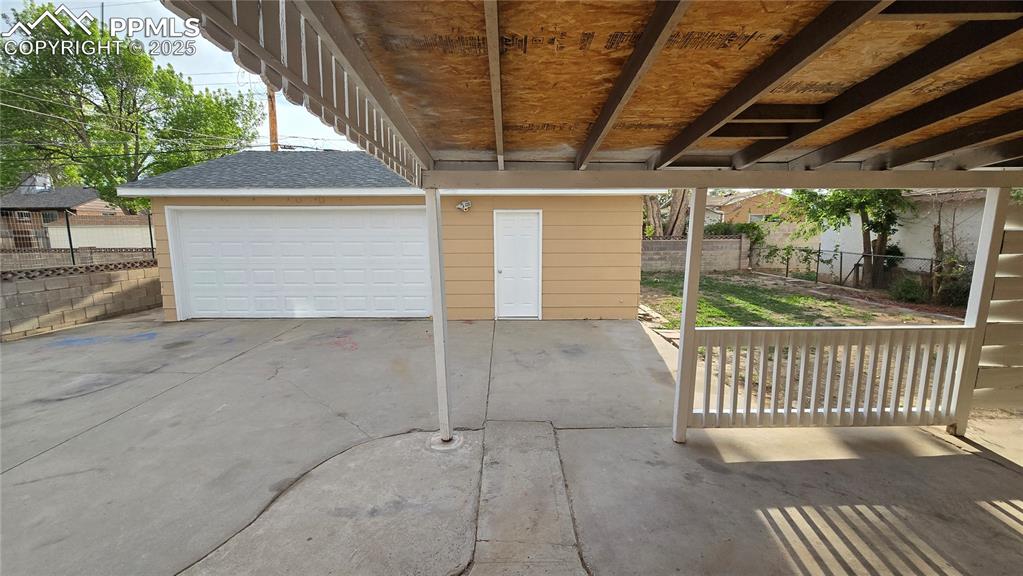 Image 39 of 42: Garage