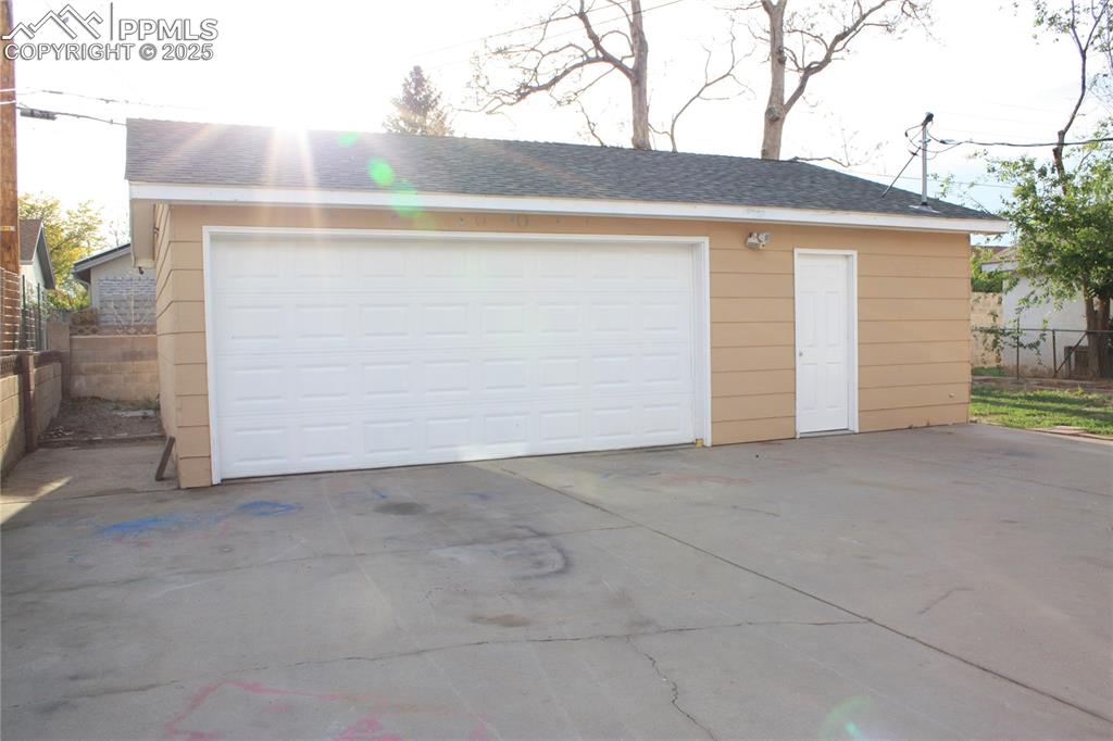 Image 40 of 42: Garage