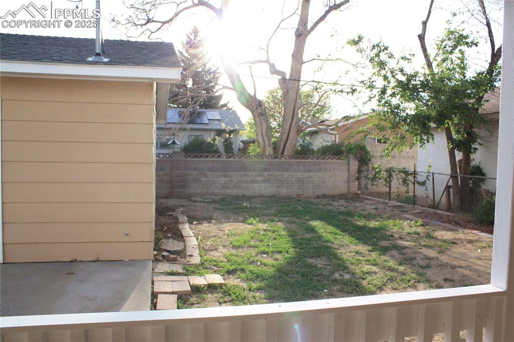 Image 41 of 42: Yard