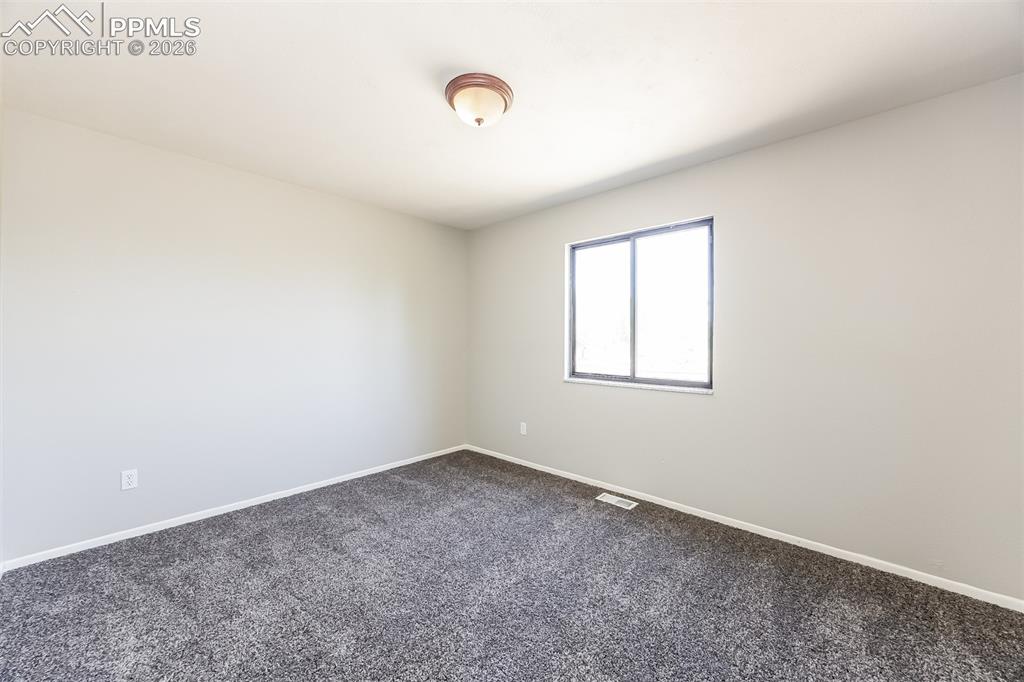 Image 16 of 24: Bedroom