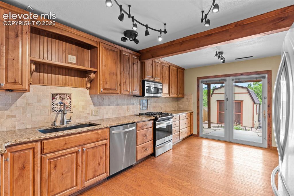 Image 10 of 40: Kitchen