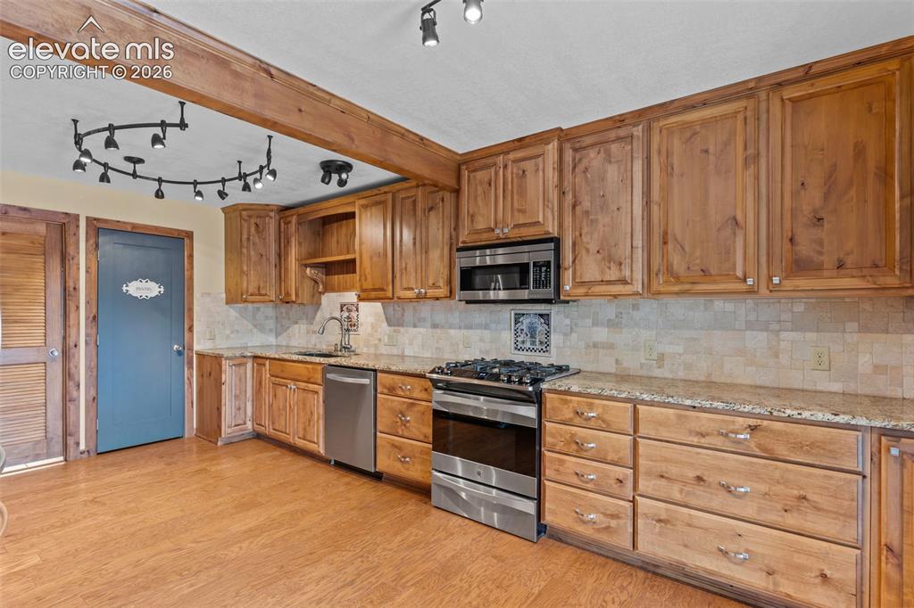 Image 11 of 40: Kitchen