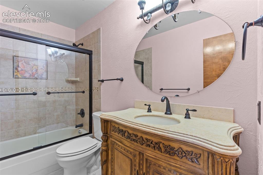 Image 20 of 40: Bathroom