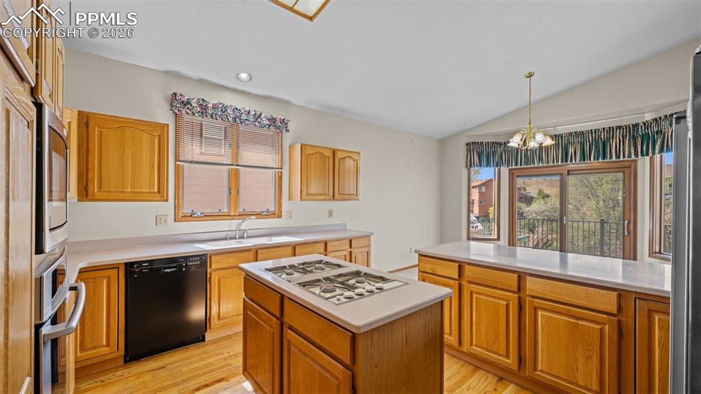 Image 20 of 47: Kitchen