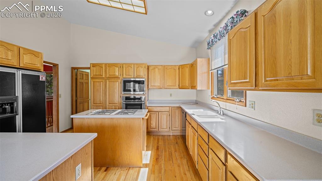 Image 21 of 47: Kitchen