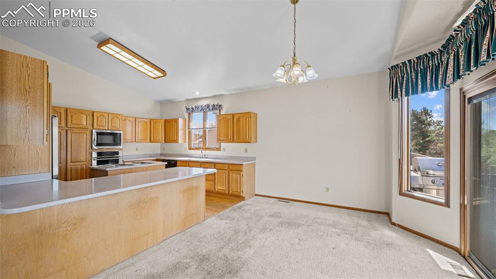 Image 22 of 47: Kitchen