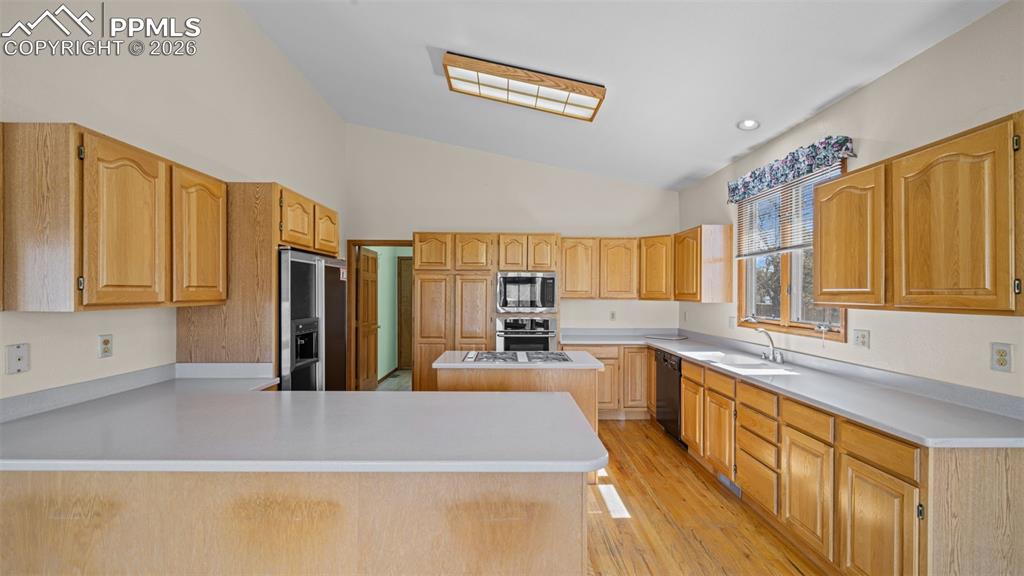 Image 25 of 47: Kitchen