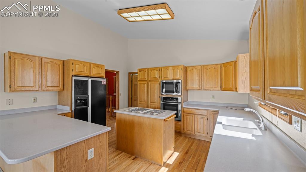 Image 26 of 47: Kitchen