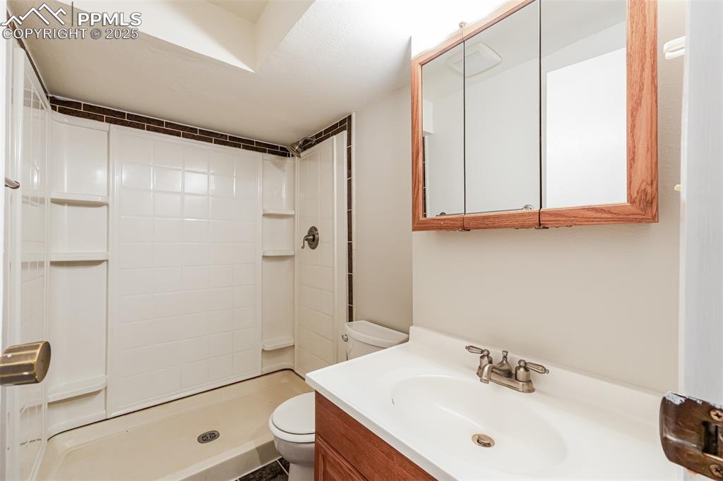 Image 16 of 22: Bathroom