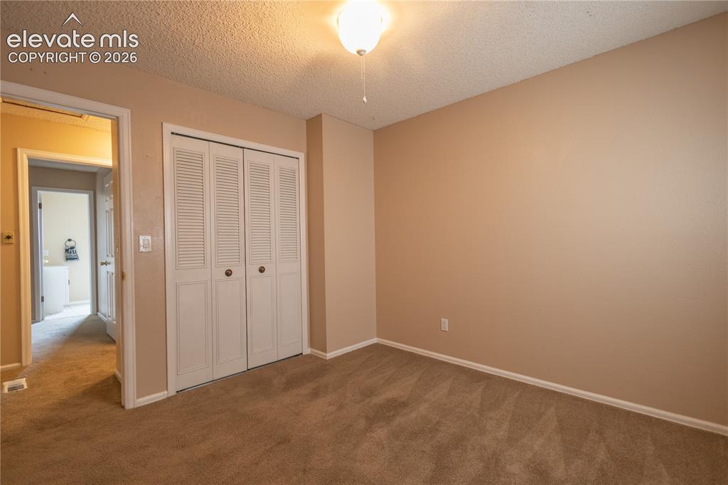 Image 17 of 20: Bedroom