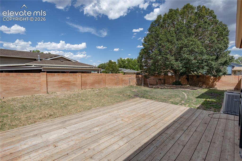 Image 18 of 20: Deck