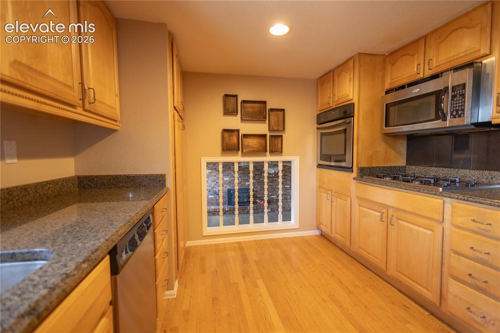 Image 5 of 20: Kitchen