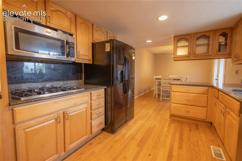 Image 6 of 20: Kitchen