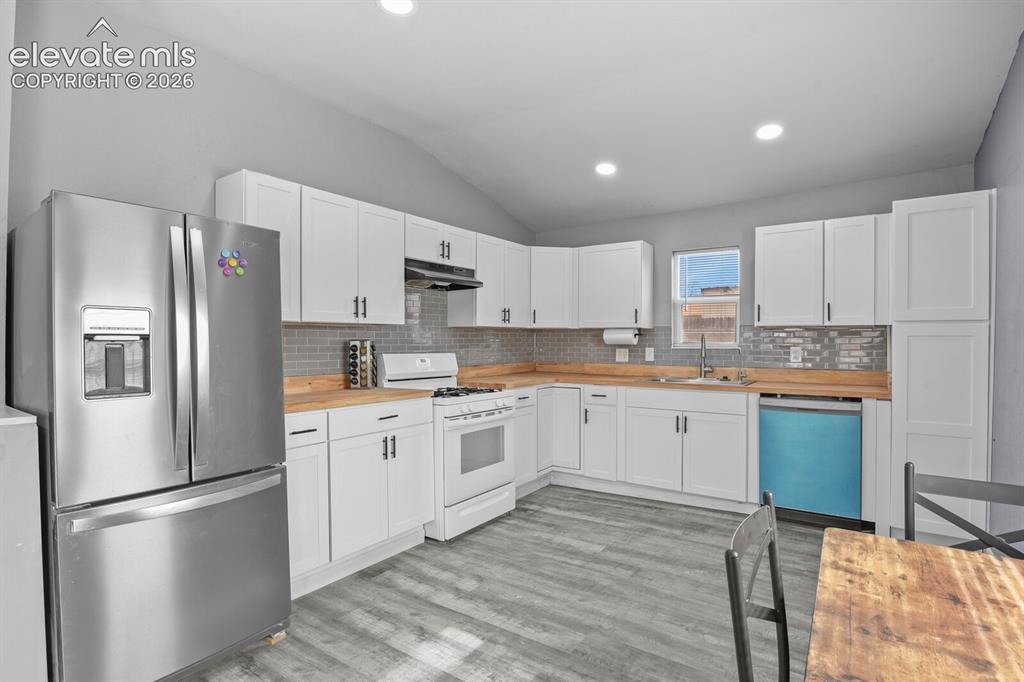 Image 11 of 26: Kitchen