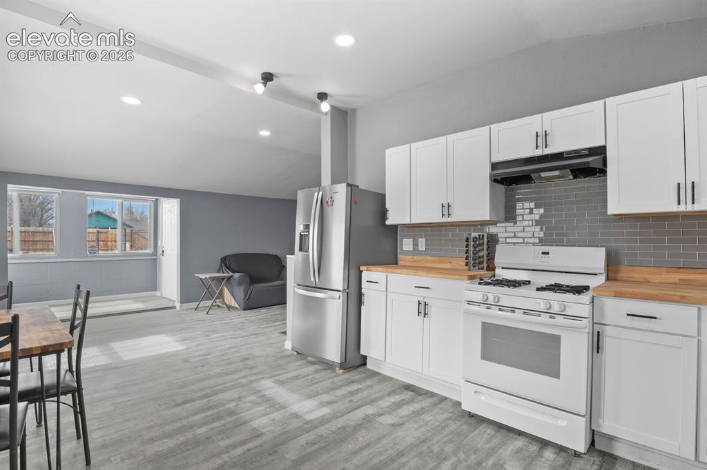 Image 12 of 26: Kitchen