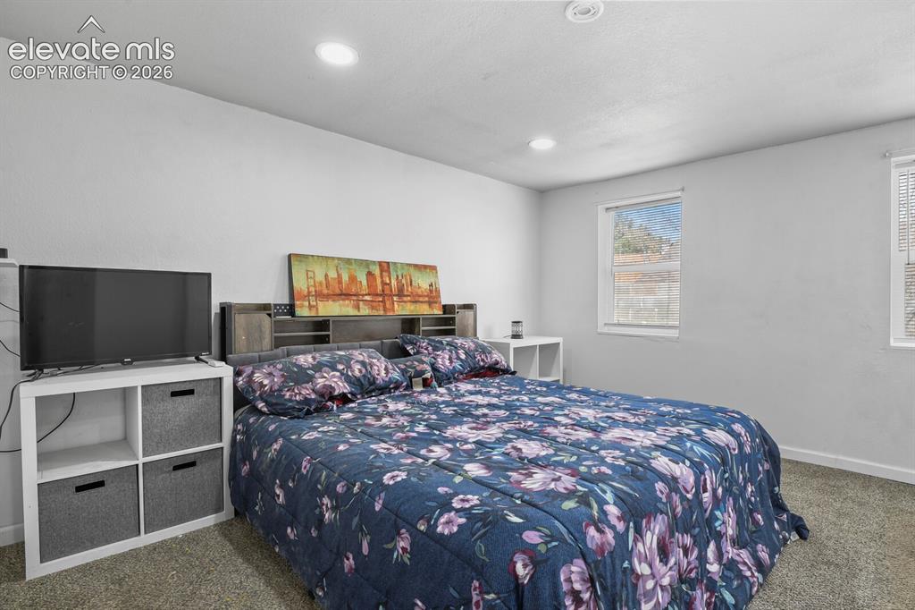 Image 14 of 26: Bedroom