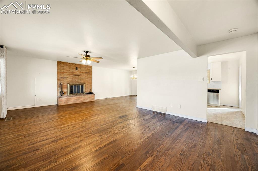 Image 4 of 29: Living Room