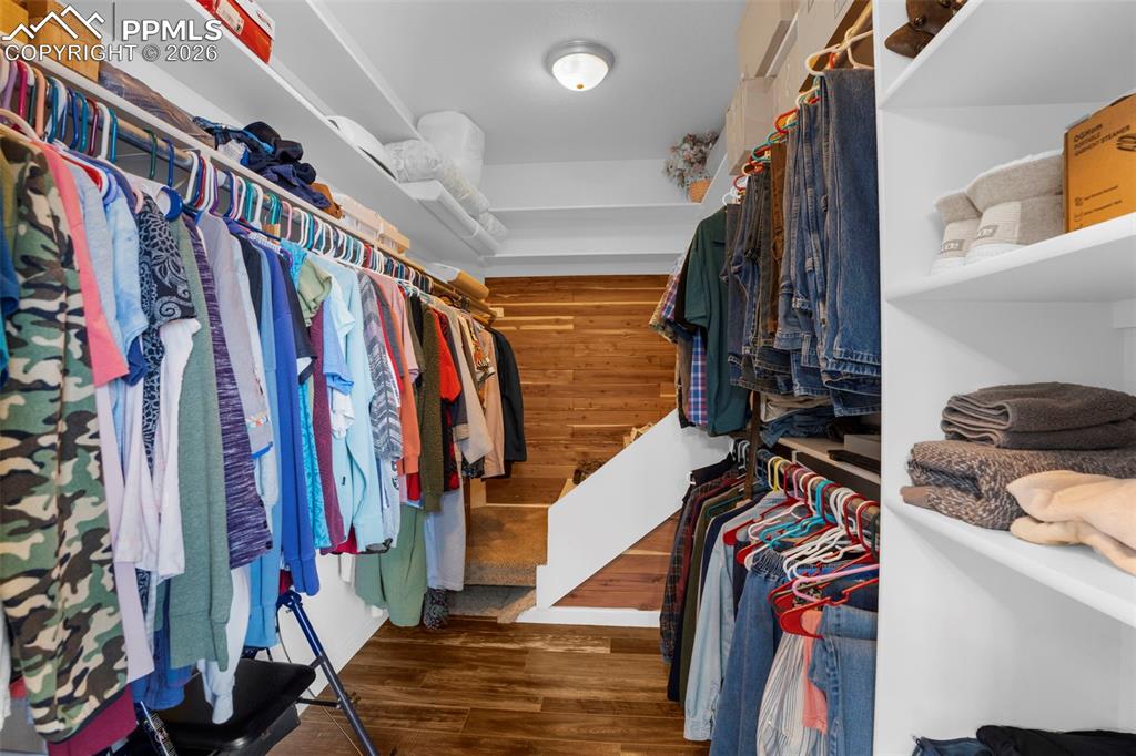 Image 19 of 34: Closet