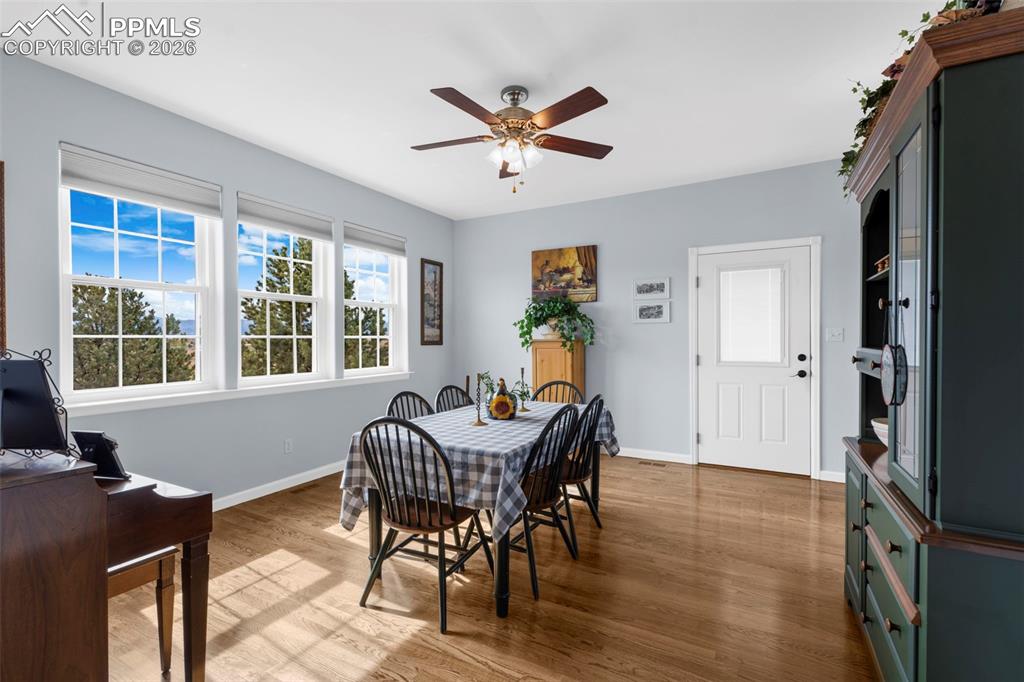 Image 5 of 34: Dining Area