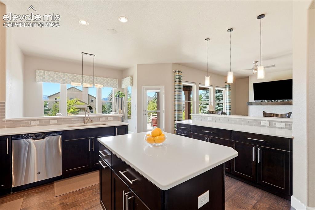 Image 15 of 50: Kitchen