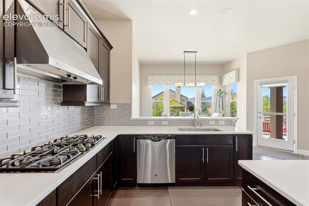 Image 16 of 50: Kitchen