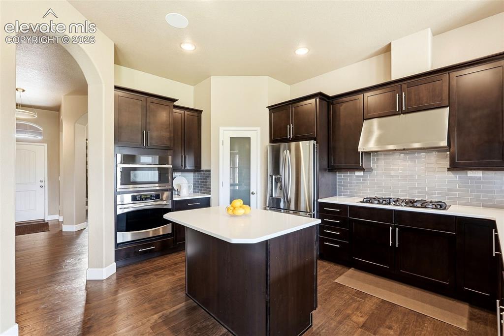 Image 18 of 50: Kitchen
