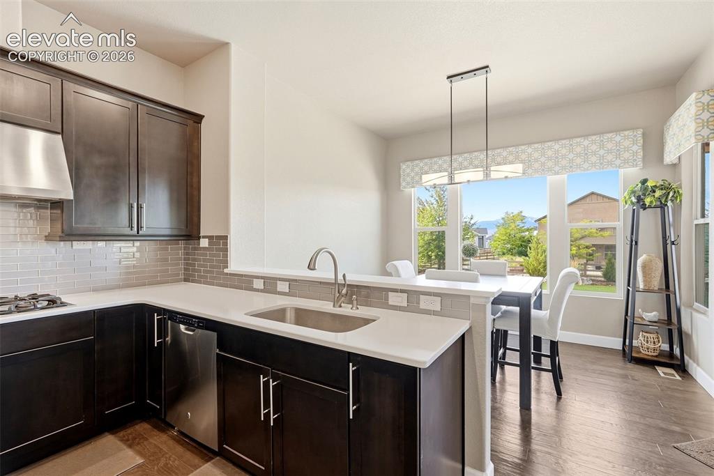 Image 19 of 50: Kitchen