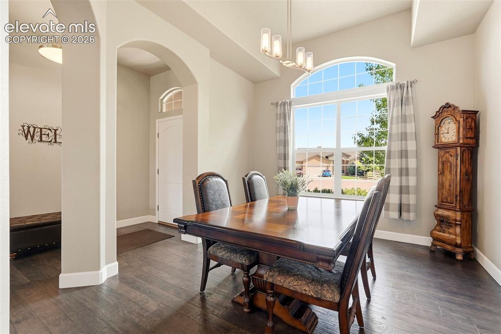 Image 7 of 50: Dining Area